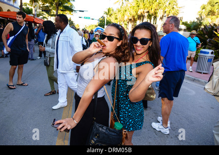 Miami Beach Florida, Ocean Drive, Art déco-Wochenende, Festival, Straßenfest, hispanische Schwarzafrikanerinnen, Frauen, junge, Zigarren, Posen, Freunde, so Stockfoto