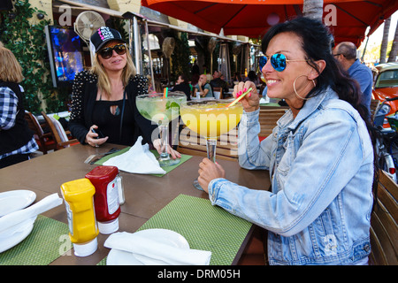 Miami Beach, Florida, Ocean Drive, Art déco-Wochenende, Festival, Straßenfest, weibliche Frauen, groß, tropisch, alkoholisch, Getränke, gemischt, Stroh, FL140122071 Stockfoto