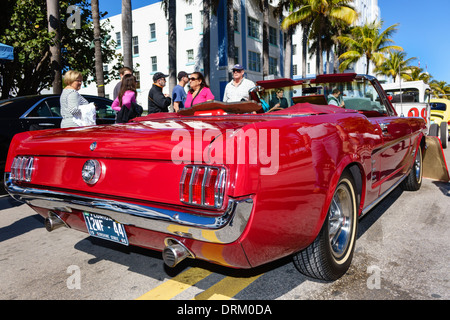 Miami Beach Florida, Ocean Drive, Art Deco Wochenende, Festival, Straßenmesse, Event, antike Oldtimer Automobilausstellung, 1966 Ford Mustang Cabriolet, REA Stockfoto