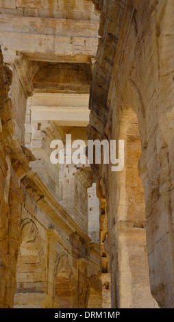 Wo die Sonne 702.211 tagelang - Stein Konstruktionsdetails im Amphitheater von Arles France geglänzt hat Stockfoto