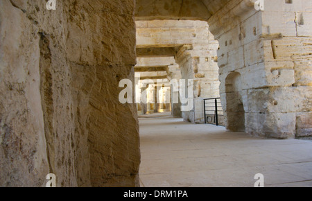 Wo die Sonne 702.211 tagelang - Stein Konstruktionsdetails im Amphitheater von Arles France geglänzt hat Stockfoto