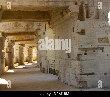 Wo die Sonne 702.211 tagelang - Stein Konstruktionsdetails im Amphitheater von Arles France geglänzt hat Stockfoto