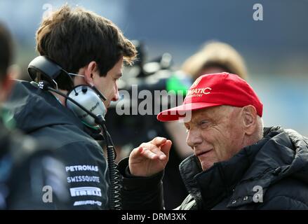 Jerez De La Frontera, Spanien. 28. Januar 2014. Jerez De La Frontera, Südspanien. 28. Januar 2014. Der Vorsitzende des Mercedes AMG, ehemaliger österreichischer Formel-1 Fahrer Niki Lauda (r) und dem Geschäftsführer von Mercedes AMG, österreichische Christian "Toto" Wolff, während des Trainings für die kommende Formel-1-Saison auf der Rennstrecke von Jerez in Jerez De La Frontera, Südspanien, 28. Januar 2014 gesehen. Foto: Jens Büttner/Dpa/Alamy Live News Bildnachweis: Dpa picture-Alliance/Alamy Live News Stockfoto