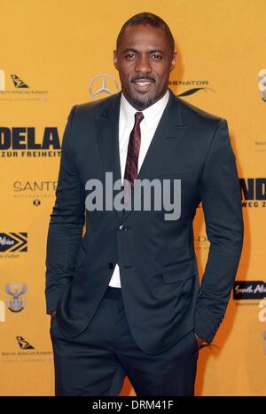 Berlin, Deutschland. 28. Januar 2014. Die Hauptdarsteller Idris Elba kommt für die Deutschlandpremiere des Films "Mandela - der lange Weg zur Freiheit" in Berlin, Deutschland, 28. Januar 2014. Der Film startet am 30. Januar 2013 in den deutschen Kinos. Foto: Britta Pedersen/Dpa/Alamy Live News Stockfoto