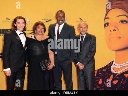 Berlin, Deutschland. 28. Januar 2014. Regisseur Justin Chadwick (L-R), die Tochter von Südafrikas ehemaliger Präsident Nelson Mandela, Zindzi Mandela, der Hauptdarsteller Idris Elbaand Produzent Anant Singh kommen für die Deutschlandpremiere des Films "Mandela - der lange Weg zur Freiheit" in Berlin, Deutschland, 28. Januar 2014. Der Film startet am 30. Januar 2013 in den deutschen Kinos. Foto: Britta Pedersen/Dpa/Alamy Live News Stockfoto