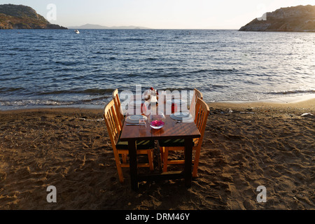 Türkei, Bodrum, Guemuesluek, Laid Tisch am Strand Stockfoto