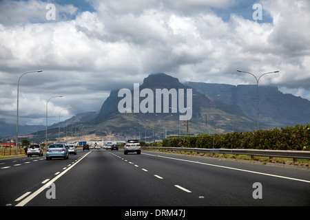 Autobahn N1 in Cape Town City - Südafrika Stockfoto