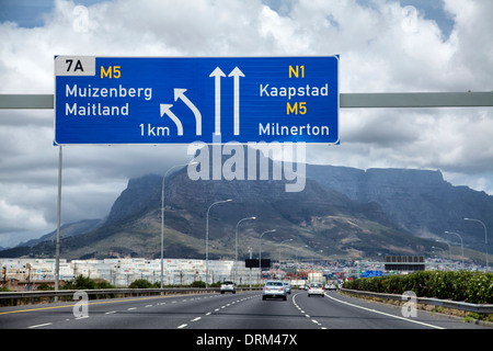 Autobahn N1 in Cape Town City - Südafrika Stockfoto