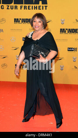 Berlin, Deutschland. 28. Januar 2014. Die Tochter von Südafrikas ehemaliger Präsident Nelson Mandela kommt Zindzi Mandela für die Deutschlandpremiere des Films "Mandela - der lange Weg zur Freiheit" in Berlin, Deutschland, 28. Januar 2014. Der Film startet am 30. Januar 2013 in den deutschen Kinos. Foto: Britta Pedersen/Dpa/Alamy Live News Stockfoto