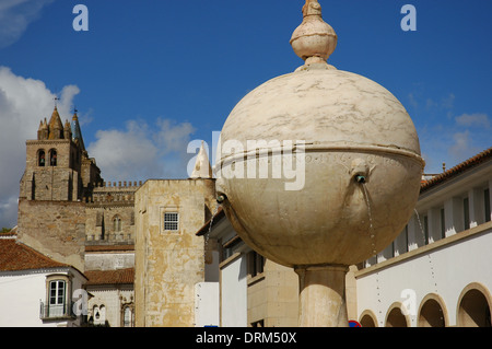 Portugal. Evora. Renaissance-Brunnen (1556) in Largo Das Portas de Moura. Stockfoto