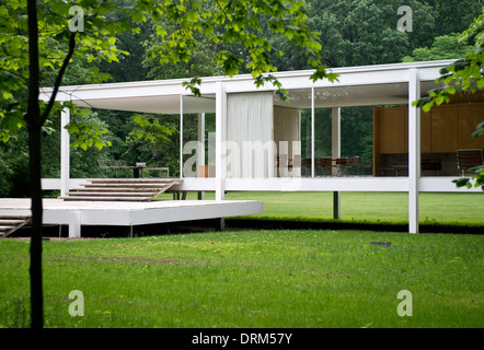 Farnsworth Haus, Plano, Vereinigte Staaten von Amerika. Architekt: Ludwig Mies van der Rohe 1951. Gesamtansicht der Farnsworth House. Stockfoto