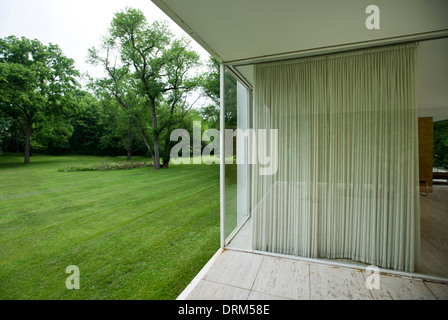 Farnsworth Haus, Plano, Vereinigte Staaten von Amerika. Architekt: Ludwig Mies van der Rohe 1951. Teilansicht der Terrasse mit Garten. Stockfoto