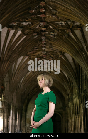 Porträt des Dr. Lucy Worsley, Kurator, Schriftsteller, Historiker, Fernsehsender, grünen Kleid an der Canterbury Kathedrale, Kent, UK Stockfoto