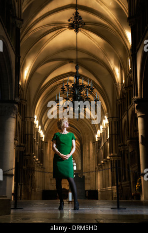 Porträt des Dr. Lucy Worsley, Kurator, Schriftsteller, Historiker, Fernsehsender, grünen Kleid an der Canterbury Kathedrale, Kent, UK Stockfoto