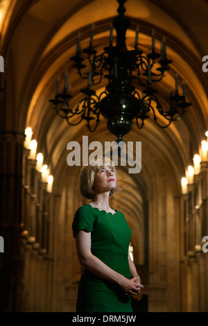 Porträt des Dr. Lucy Worsley, Kurator, Schriftsteller, Historiker, Fernsehsender, grünen Kleid an der Canterbury Kathedrale, Kent, UK Stockfoto