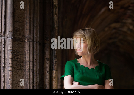 Porträt des Dr. Lucy Worsley, Kurator, Schriftsteller, Historiker, Fernsehsender, grünen Kleid an der Canterbury Kathedrale, Kent, UK Stockfoto