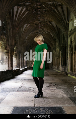 Porträt des Dr. Lucy Worsley, Kurator, Schriftsteller, Historiker, Fernsehsender, grünen Kleid an der Canterbury Kathedrale, Kent, UK Stockfoto