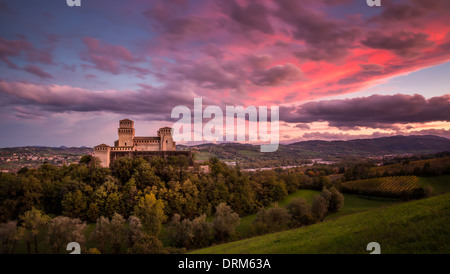 Torrechiara Burg oder Castello di Torrechiara in der Abenddämmerung, Torrechiara, Langhirano, Emilia-Romagna, Italien Stockfoto