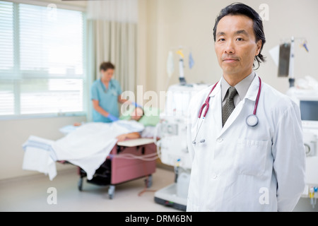 Arzt auf renale Station im Krankenhaus Stockfoto