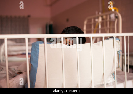 Jungen elektrische Verbrennungen des Patienten in der Super-Spezialklinik. Puttaparthi, Andhra Pradesh, Indien. Stockfoto