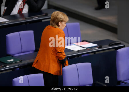Berlin, Deutschland. 29. Januar 2014. Kanzlerin Merkel gibt eine Regierungserklärung im Deutschen Bundestag in Berlin. Im Anschluss an Tagung des Kabinetts in Meseberg, umreißt die Kanzlerin die Schwerpunkte der Arbeit der Bundesregierung in den kommenden Jahren. / Foto: Angela Merkel (CDU), Bundeskanzlerin. Bildnachweis: Reynaldo Chaib Paganelli/Alamy Live-Nachrichten Stockfoto