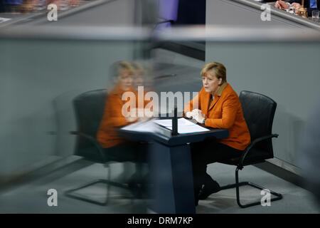 Berlin, Deutschland. 29. Januar 2014. Kanzlerin Merkel gibt eine Regierungserklärung im Deutschen Bundestag in Berlin. Im Anschluss an Tagung des Kabinetts in Meseberg, umreißt die Kanzlerin die Schwerpunkte der Arbeit der Bundesregierung in den kommenden Jahren. / Foto: Angela Merkel (CDU), Bundeskanzlerin. Bildnachweis: Reynaldo Chaib Paganelli/Alamy Live-Nachrichten Stockfoto