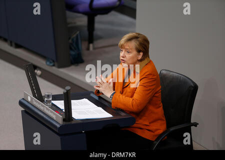 Berlin, Deutschland. 29. Januar 2014. Kanzlerin Merkel gibt eine Regierungserklärung im Deutschen Bundestag in Berlin. Im Anschluss an Tagung des Kabinetts in Meseberg, umreißt die Kanzlerin die Schwerpunkte der Arbeit der Bundesregierung in den kommenden Jahren. / Foto: Angela Merkel (CDU), Bundeskanzlerin. Bildnachweis: Reynaldo Chaib Paganelli/Alamy Live-Nachrichten Stockfoto