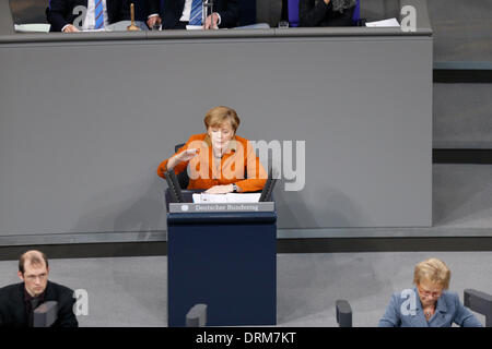 Berlin, Deutschland. 29. Januar 2014. Kanzlerin Merkel gibt eine Regierungserklärung im Deutschen Bundestag in Berlin. Im Anschluss an Tagung des Kabinetts in Meseberg, umreißt die Kanzlerin die Schwerpunkte der Arbeit der Bundesregierung in den kommenden Jahren. / Foto: Angela Merkel (CDU), Bundeskanzlerin. Bildnachweis: Reynaldo Chaib Paganelli/Alamy Live-Nachrichten Stockfoto