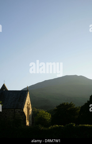 St. Marien Kirche mit Moel Hebog hinter Beddgelert, Snowdonia, Gwynedd, Nordwales. Stockfoto