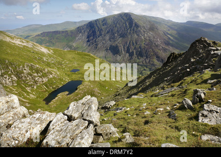 In Richtung Nord-Osten Blick vom Gipfel des Y Garn (947m / 3107ft) über Cwm Clyd in Richtung Carnedd Dafydd, Snowdonia, Wales. Stockfoto