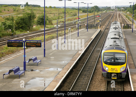 Erstes Transpennine Züge Klasse 185 Diesel Triebzug Zug am Bahnhof von Barnetby. Stockfoto