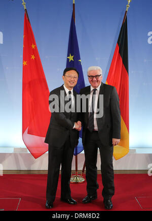 Berlin, Deutschland. 29. Januar 2014. German Foreign Minister Frank-Walter Steinmeier (R) schüttelt die Hand mit dem Besuch der chinesische Staat Hofrat Yang Jiechi in Berlin, Deutschland, 28. Januar 2014. Bildnachweis: Zhang Fan/Xinhua/Alamy Live-Nachrichten Stockfoto