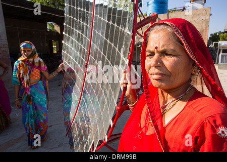 Frauen bauen Solarkocher am Barefoot College in Tilonia, Rajasthan, Indien. Stockfoto