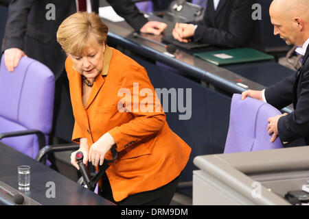 Berlin, Deutschland. 29. Januar 2014. Bundeskanzlerin Angela Merkel besucht eine Sitzung im Bundestag, Deutschlands Unterhaus des Parlaments, in Berlin, Deutschland, am 29. Januar 2014. Bildnachweis: Zhang Fan/Xinhua/Alamy Live-Nachrichten Stockfoto