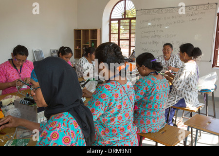 Frauen auf einem solar Workshop lernen, wie man solar Lanters am Barefoot College in Tilonia, Rajasthan, Indien Stockfoto