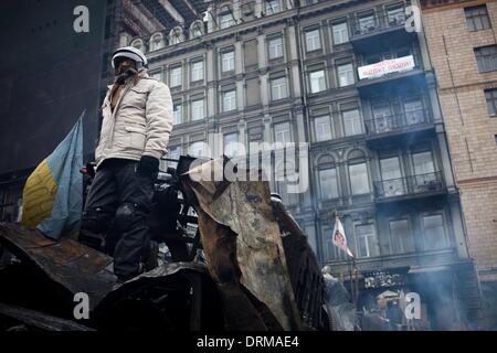 Kiew, Ukraine. 28. Januar 2014. Proteste gegen die Regierung fahren in Kiew, Ukraine, am 28. Januar 2014 Sie auf. Bereitschaftspolizei Gesicht Anti-Regierungs-Demonstranten an einer Straßensperre auf Gruschevsky Straße. Premierminister und die gesamte Regierung der Ukraine heute zurückgetreten und sein Parlament verschrottet Anti-Protest-Gesetze, die die Opposition, in der größten Konzessionen noch zu Demonstranten in einer zwei-Monats-Krise wütend hatte. Foto von Emeric Fohlen/NurPhoto Credit: Emeric Fohlen/NurPhoto/ZUMAPRESS.com/Alamy Live-Nachrichten Stockfoto