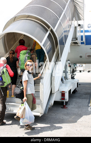 Passagiere, die zu Fuß auf boarding Brücke am Flughafen Jetway Stockfoto