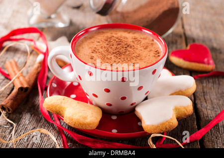 Heißer Kakao und Milch mit Herzkekse Form. Selektiven Fokus auf der Tasse Stockfoto