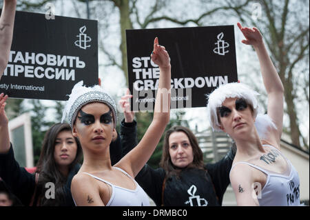 London, UK. 29. Januar 2014. Zeitgleich mit der bevorstehenden Eröffnung der Olympischen Spiele in Sotschi, Ballett-Tänzer & Amnesty International Aktivisten protestieren vor der russischen Botschaft, London. Die Demonstranten fordern, dass Putin seinen Angriff der freien Meinungsäußerung & Homosexuell Rechte endet. Bildnachweis: Lee Thomas/Alamy Live-Nachrichten Stockfoto