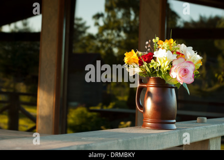 Blumenstrauß in einer Vase. Bukett von Rosen und Freesien in einem Topf Stockfoto