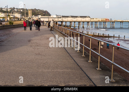 Teignmouth, Devon, England. 25. Januar 2014. Leute da draußen einen Spaziergang am Meer Teignmouth an einem Winternachmittag. Stockfoto