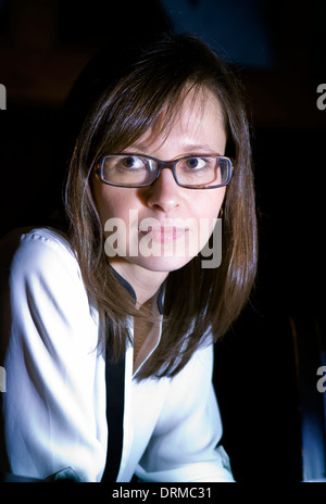junge hübsche Frau in Gläsern, vertikale Studio gedreht Stockfoto