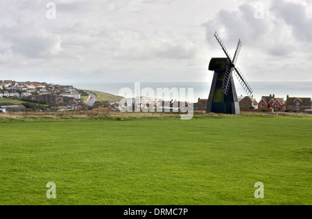 Dorf der Weltumrundung in der Nähe von Brighton in East Sussex. England. Mit Windmühle. Stockfoto