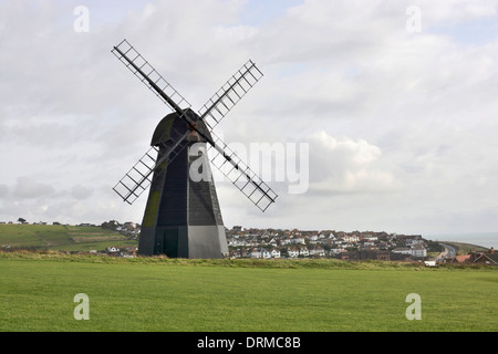 Windmühle auf Klippen über dem Dorf der Weltumrundung in der Nähe von Brighton in East Sussex. England. Stockfoto