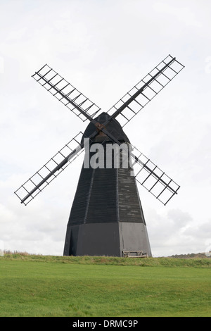 Windmühle auf Klippen über dem Dorf der Weltumrundung in der Nähe von Brighton in East Sussex. England. Stockfoto