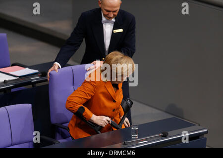 Berlin, Deutschland. 29. Januar 2014. Kanzlerin Merkel gibt eine Regierungserklärung im Deutschen Bundestag in Berlin. Im Anschluss an Tagung des Kabinetts in Meseberg, umreißt die Kanzlerin die Schwerpunkte der Arbeit der Bundesregierung in den kommenden Jahren. / Foto: Angela Merkel (CDU), Bundeskanzlerin. Bildnachweis: Reynaldo Chaib Paganelli/Alamy Live-Nachrichten Stockfoto