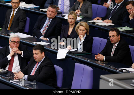 Berlin, Deutschland. 29. Januar 2014. Kanzlerin Merkel gibt eine Regierungserklärung im Deutschen Bundestag in Berlin. Im Anschluss an Tagung des Kabinetts in Meseberg, umreißt die Kanzlerin die Schwerpunkte der Arbeit der Bundesregierung in den kommenden Jahren. Bildnachweis: Reynaldo Chaib Paganelli/Alamy Live-Nachrichten Stockfoto