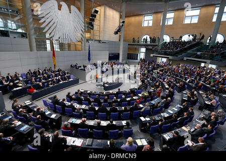 Berlin, Deutschland. 29. Januar 2014. Kanzlerin Merkel gibt eine Regierungserklärung im Deutschen Bundestag in Berlin. Im Anschluss an Tagung des Kabinetts in Meseberg, umreißt die Kanzlerin die Schwerpunkte der Arbeit der Bundesregierung in den kommenden Jahren. Bildnachweis: Reynaldo Chaib Paganelli/Alamy Live-Nachrichten Stockfoto