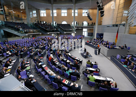 Berlin, Deutschland. 29. Januar 2014. Kanzlerin Merkel gibt eine Regierungserklärung im Deutschen Bundestag in Berlin. Im Anschluss an Tagung des Kabinetts in Meseberg, umreißt die Kanzlerin die Schwerpunkte der Arbeit der Bundesregierung in den kommenden Jahren. / Foto: Gregor Gysi, Vorsitzender der Linkspartei im Parlament. Bildnachweis: Reynaldo Chaib Paganelli/Alamy Live-Nachrichten Stockfoto