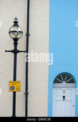 Ungewöhnliche Straßenlaterne und kontrastierenden Hausfarben. Stockfoto